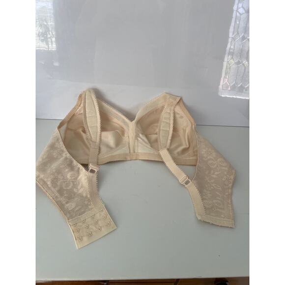 New Beige Wireless Bra Padded shoulders and adjustable straps, support. Size 44B - Picture 5 of 13